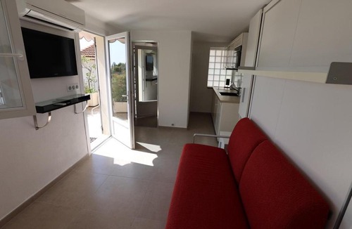 Menton Apartment | Charmant studio rénové avec terrasse, climatisation et WiFi gratuit - FR-1-196-166