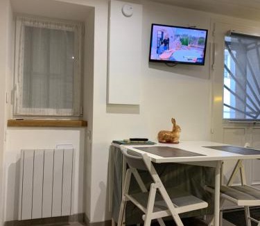 Satillieu House | Charmante petite maison climatisée, en pierre, avec accès autonome
