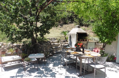 Pierrevert House | Charmantes Landhaus mit Garten by Interhome