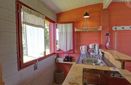 Ambierle Cottage | Charming caravan for 4 guests with pets allowed, linens and cleaning included