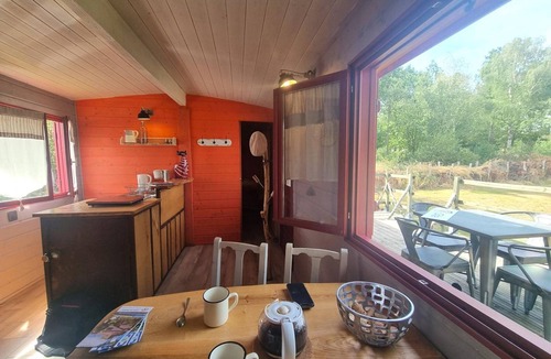 Ambierle Cottage | Charming caravan for 4 guests with pets allowed, linens and cleaning included