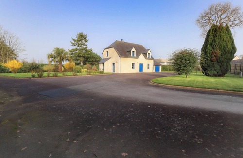 Pleslin-Trigavou House | Charming 13-person house with pool, garden and cinema
