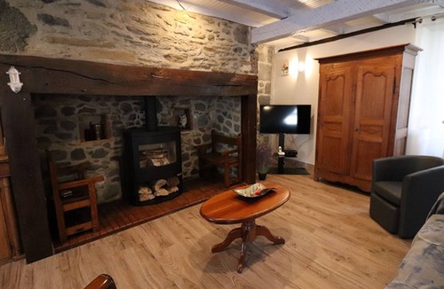Jussac Cottage | Charming 3BR Home with Terrace, Fireplace & Modern Amenities in Jussac