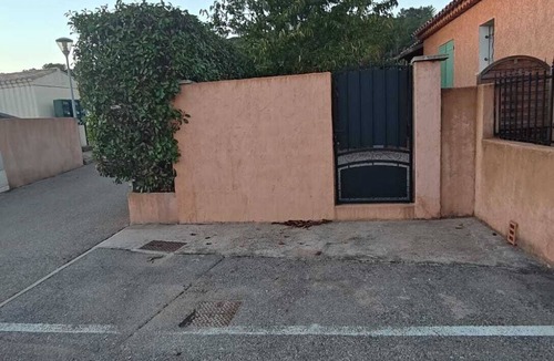 Pignans House | Charming air-conditioned gite for 2 people, pets welcome, quiet location