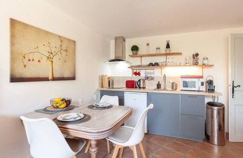 La Garde Apartment | Charming Apartment 'Logement de charme les Araucarias' with Shared Pool, Private Terrace & Wi-Fi