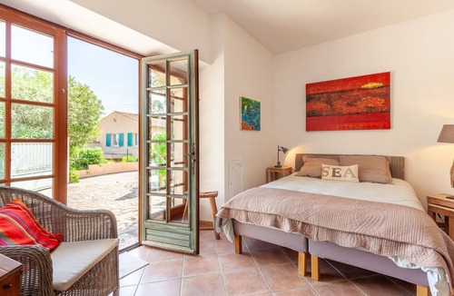 La Garde Apartment | Charming Apartment 'Logement de charme les Araucarias' with Shared Pool, Private Terrace & Wi-Fi