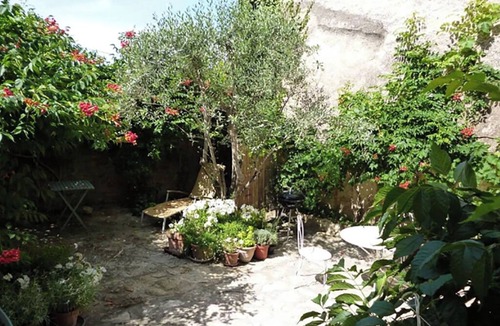 Lourmarin Apartment | Charming Balcony Studio in Lourmarin village with a view on the Chateau