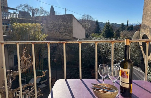 Lourmarin Apartment | Charming Balcony Studio in Lourmarin village with a view on the Chateau