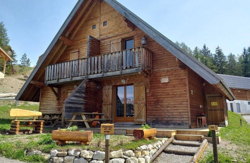 La Joue du Loup Ski Chalet | Charming Chalet in Les Flocons du Soleil - 3 Rooms, 7 Guests, Pool & Sauna Access
