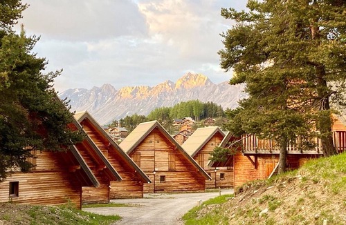 La Joue du Loup Ski Chalet | Charming Chalet in Les Flocons du Soleil Residence, La Joue du Loup