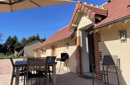 Thiel-sur-Acolin Cottage | Charming cottage in Thiel-sur-Acolin with garden and air conditioning