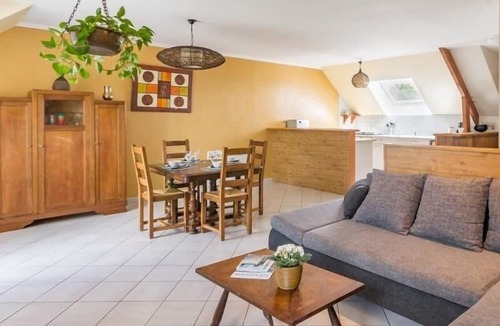 Mesquer Cottage | Charming Farmhouse Retreat: Nature, Proximity to Beaches, Modern Comforts & EV Charging