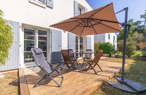 Boyardville House | Charming Seaside Retreat with Private Garden and Terrace
