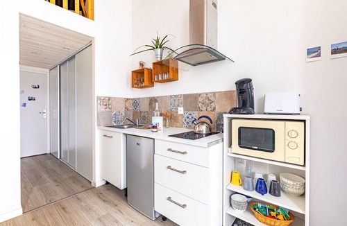 Cheray Apartment | Charming Independent Studio on the Island with Private Terrace, Shared Garden & Wi-Fi