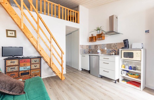 Cheray Apartment | Charming Independent Studio on the Island with Private Terrace, Shared Garden & Wi-Fi