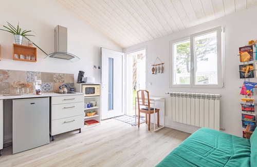 Cheray Apartment | Charming Independent Studio on the Island with Private Terrace, Shared Garden & Wi-Fi