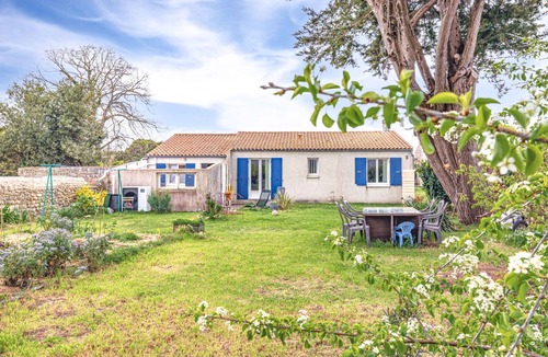 Cheray Apartment | Charming Independent Studio on the Island with Private Terrace, Shared Garden & Wi-Fi