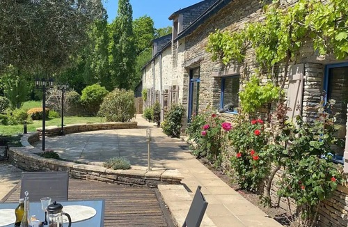 Saint-Nicolas-de-Redon Villa | Charming accommodation with swimming pool and garden.