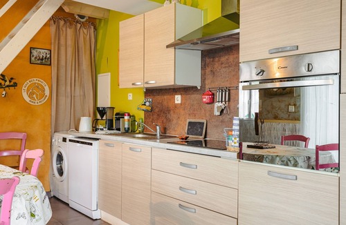 Landrais House | Charming Gîte Egaux De Chambon with Shared Pool, Wi-Fi, and Air Conditioning