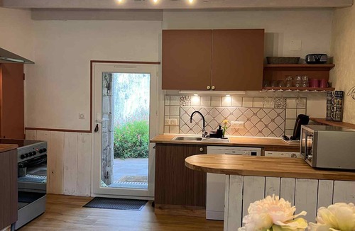 Chambon House | Charming gîte with swimming pool in summer, quiet and greenery, sleeps 10,