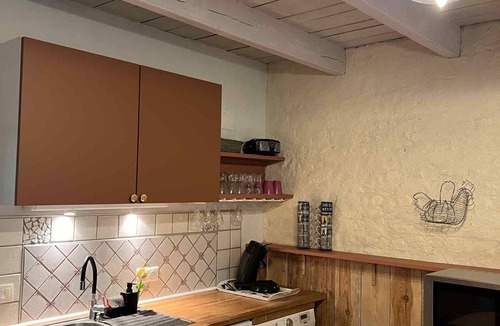 Chambon House | Charming gîte with swimming pool in summer, quiet and greenery, sleeps 10,