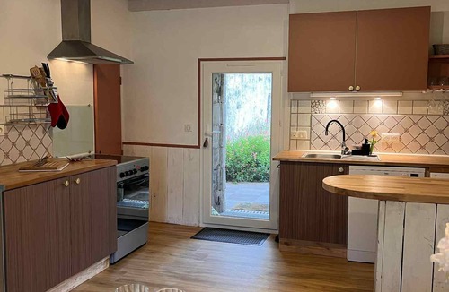 Chambon House | Charming gîte with swimming pool in summer, quiet and greenery, sleeps 10,