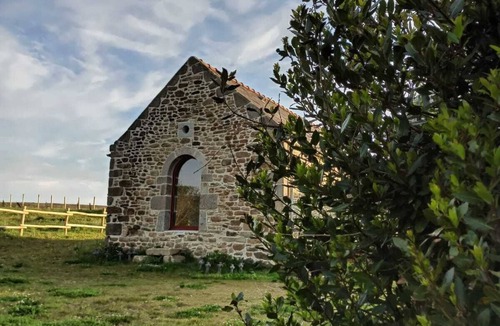 Ploudalmezeau Apartment | Charming one storey farmhouse by the sea