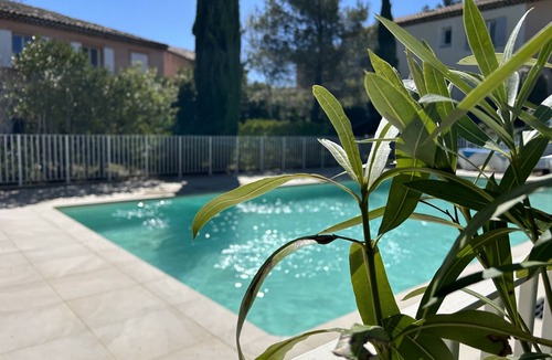 Pont Royal House | Charming Provence Villa: 3BR, Pool, A/C, Wi-Fi, Parking, Golf Nearby