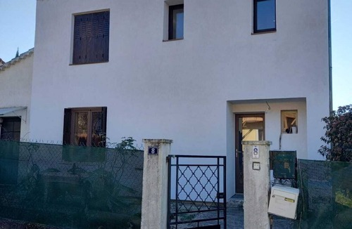 Crest House | Charming, quiet town house with small garden