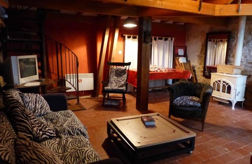 Beaune-d'Allier Cottage | Charming renovated farmhouse with Internet and pets allowed