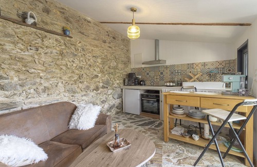 Glorianes House | Charming Stone Cottage for Rent in a Picturesque Pyrenean Village