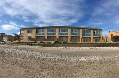 La Capte Apartment | Charming Studio Flat direct beach access AC