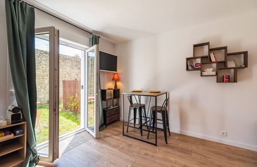 Guingamp Apartment | Charming studio with garden, Guingamp town centre