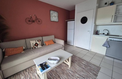 Plougonvelin Apartment | Charming T2 apartment opposite the beach, with swimming pool, sauna, parking and small sea view.