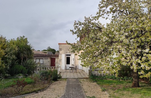 Cognac House | Charming town house in enclosed garden *, 3 bedrooms, 4 double beds.