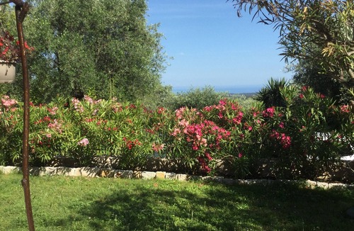 Le Rouret Villa | Charming villa with swimming pool - sleeps 8