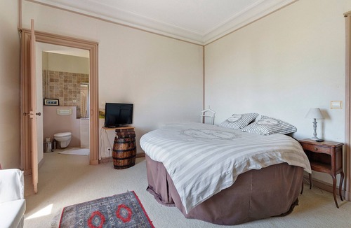Saint-Mars-du-Desert Bed & Breakfast | Château du Perray - Queen Room - Round Bed with Shared Pool