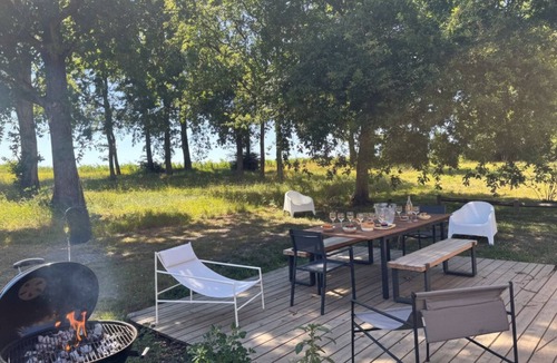 Saint-Yzans-de-Medoc Cottage | Château Loudenne - Ecottage in the park