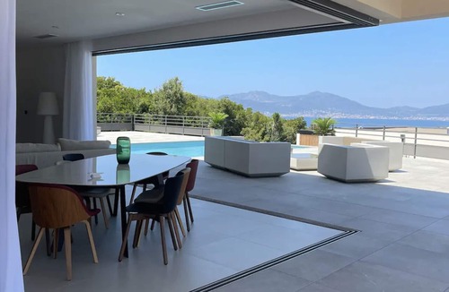 Pietrosella Villa | CHIC VILLA WITH BEAUTIFUL SEA VIEW