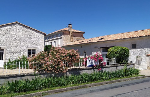 Saint-Seurin-de-Palenne Cottage | Child Friendly Gîtes, Secure Heated Pool, Toddlers Play Zone, Beach 30 Mins