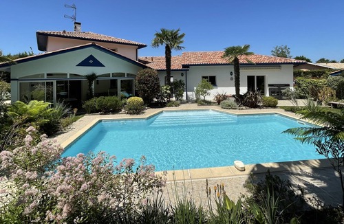 Saint-Martin-de-Seignanx House | Comfortable cottage in basque villa with large pool