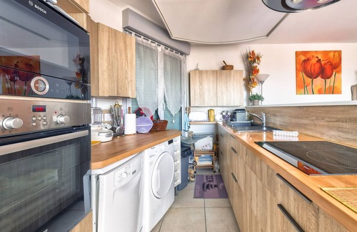 4th Arrondissement Apartment | Comfortable 2-bedroom rooftop apartment with view