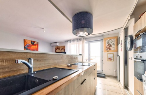 4th Arrondissement Apartment | Comfortable 2-bedroom rooftop apartment with view