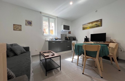 Pierrelatte Apartment | Comfortable apartment, T2, 40m², renovated ground floor, city center