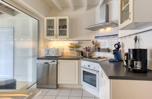 Quartier du Casino House | Comfortable House for 8 with Secure Pool, WiFi, 100m from Beach