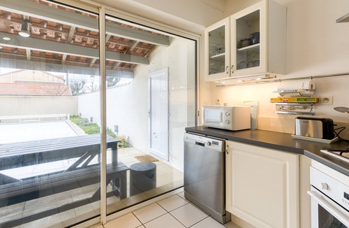 Quartier du Casino House | Comfortable House for 8 with Secure Pool, WiFi, 100m from Beach