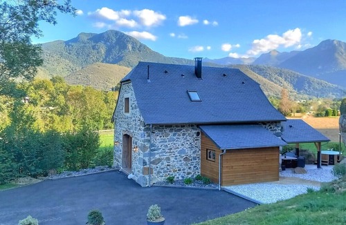 Asson Ski Chalet | Comfortable gîte with Spa and Pyrenees view *