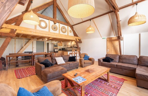 Urdos House | Comfortable Holiday Home for 14 Guests with Wi-Fi, Stunning Mountain Views