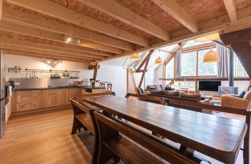 Urdos House | Comfortable Holiday Home for 14 Guests with Wi-Fi, Stunning Mountain Views
