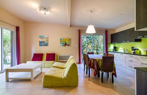 Sarlat-la-Caneda Ski Chalet | Comfortable single-storey chalet with swimming pool, garden, terrace and parking.